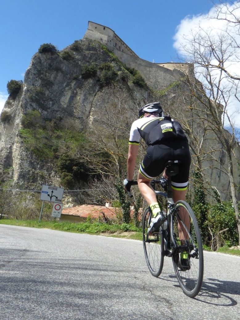 Rennradfahrenin der Emilia Romagna